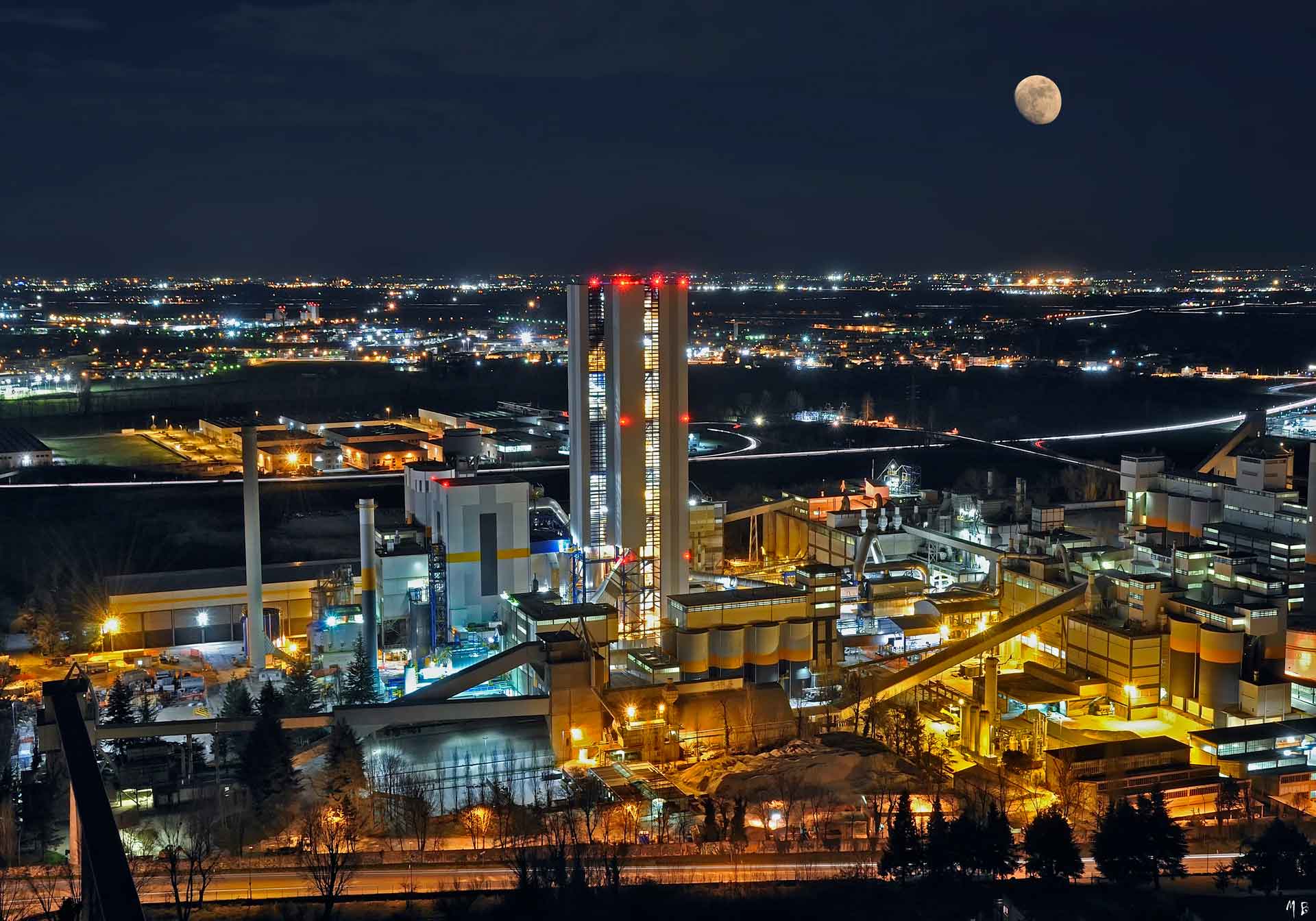 Vista aerea di un cementificio di notte